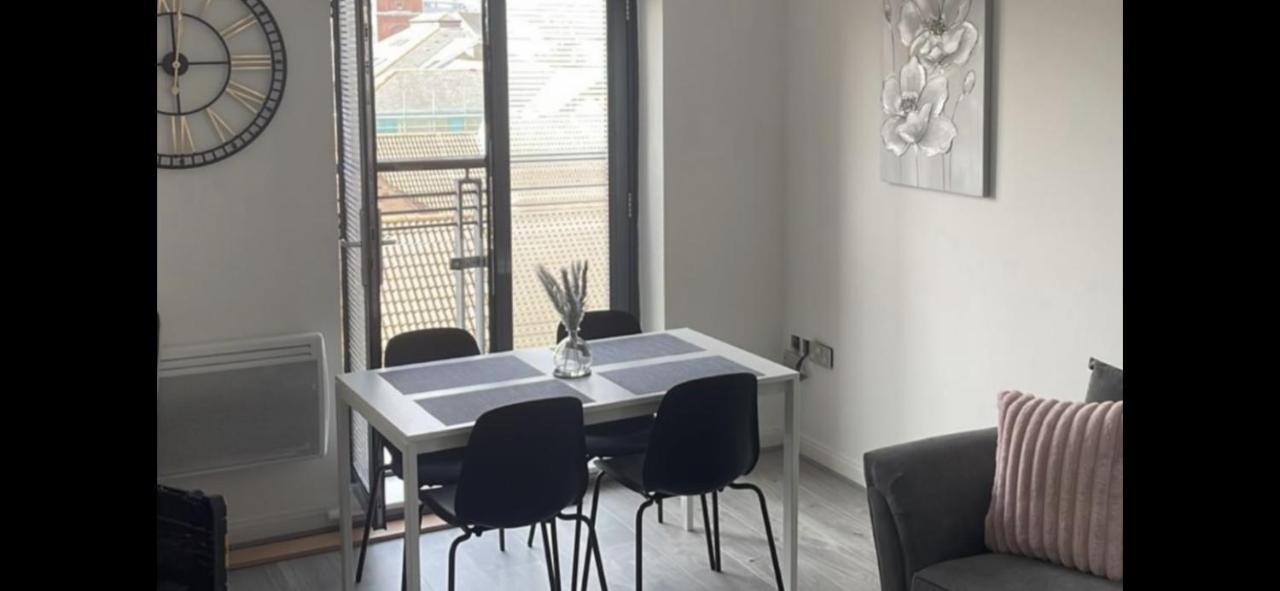 2 Bed Modern Apartment Swansea Buitenkant foto