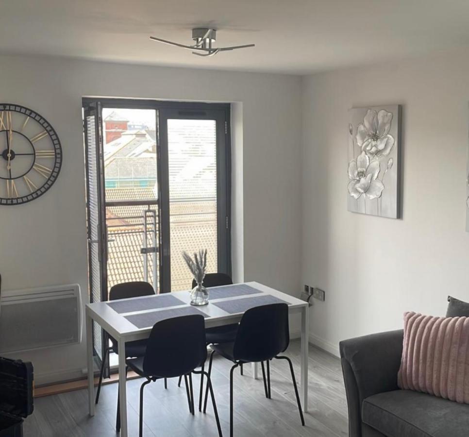 2 Bed Modern Apartment Swansea Buitenkant foto