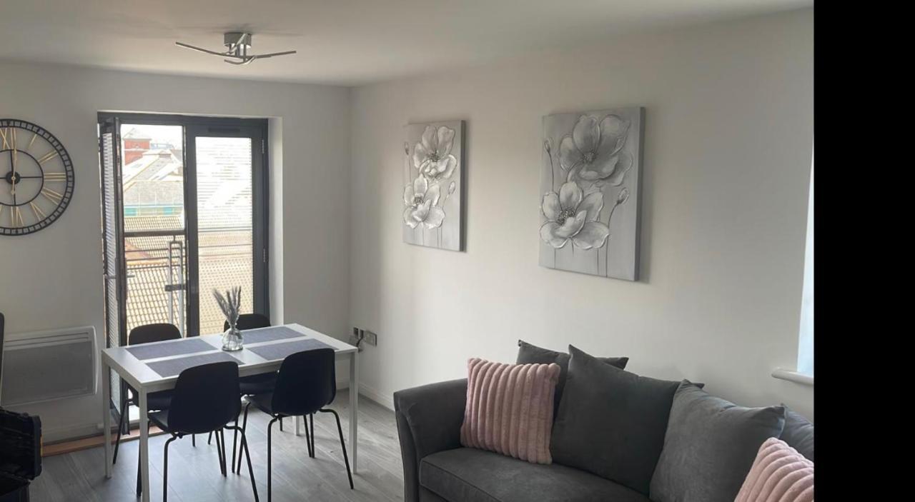 2 Bed Modern Apartment Swansea Buitenkant foto